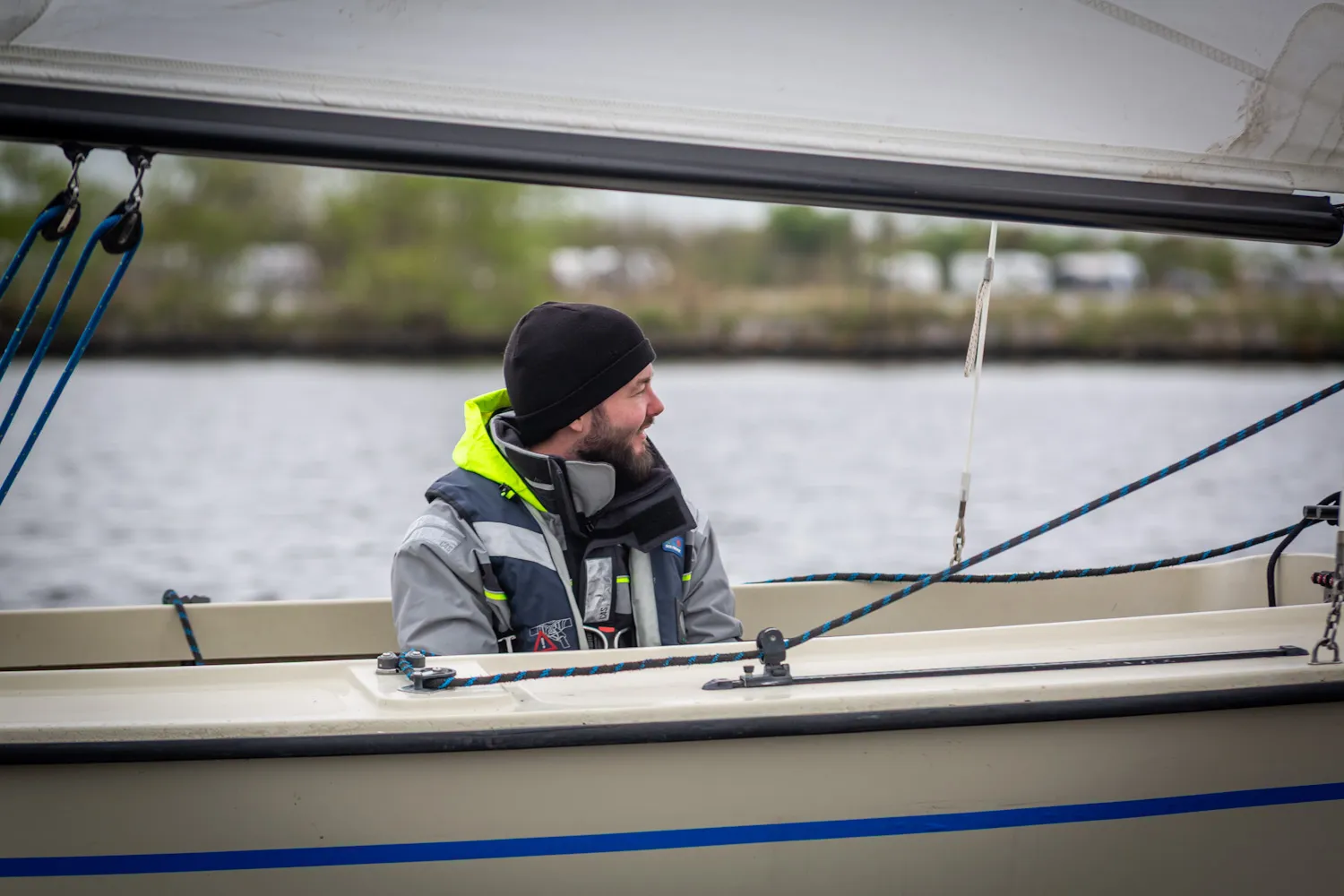 Marvin Strangfeld at the helm of a sailboat in Koudum.